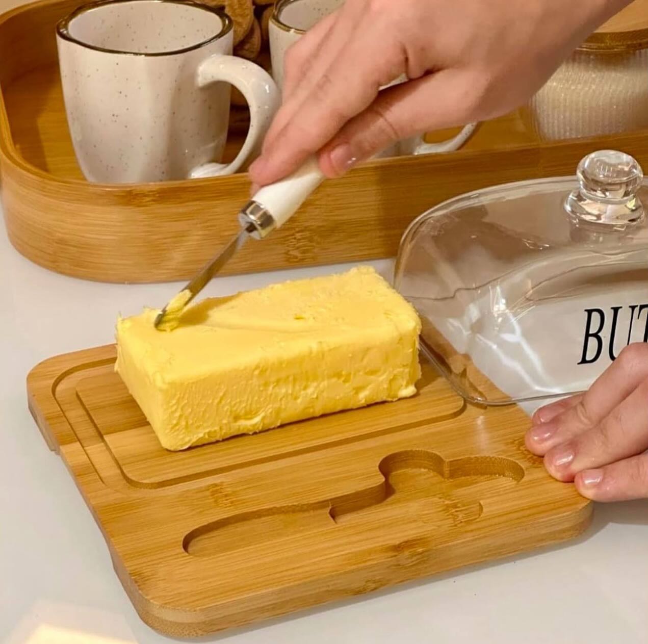 Beurrier Élégant – Verre et Plateau en Bambou