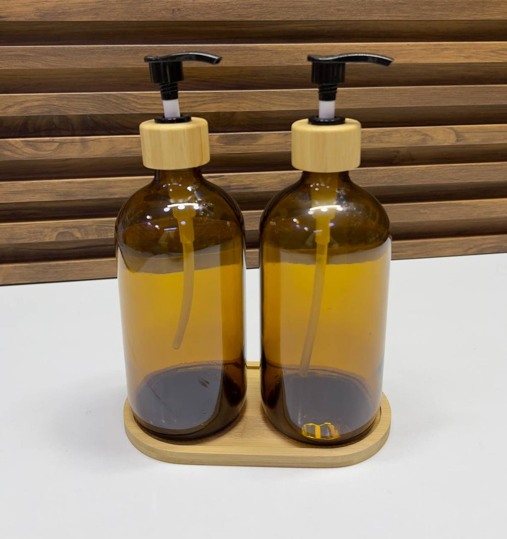 Set 2 Distributeurs de Savon en Verre 500ml (Marron Ambré) avec Plateau Bambou - Flacon Pompe Rechargeable pour Shampooing, Savon Mains & Vaisselle | Cuisine & Salle de Bain